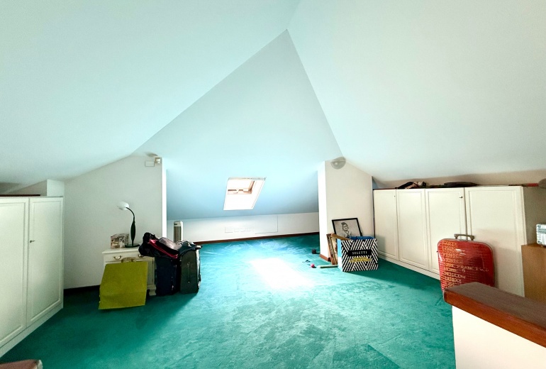 DAB10. VILLA DI TESTA CON GIARDINO NEL CONDOMINIO CON PISCINA