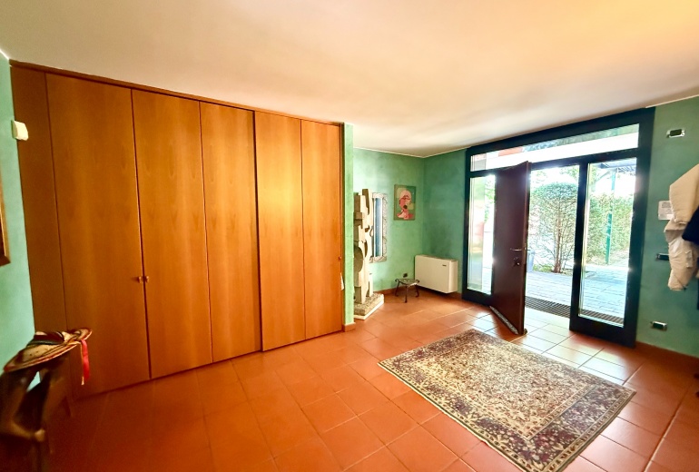 DAB10. VILLA DI TESTA CON GIARDINO NEL CONDOMINIO CON PISCINA