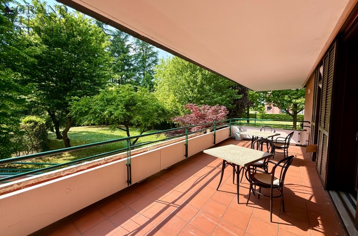 DAB10. VILLA DI TESTA CON GIARDINO NEL CONDOMINIO CON PISCINA