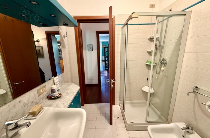 DAB10. VILLA DI TESTA CON GIARDINO NEL CONDOMINIO CON PISCINA