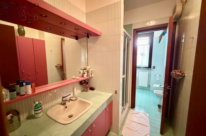 DAB10. VILLA DI TESTA CON GIARDINO NEL CONDOMINIO CON PISCINA