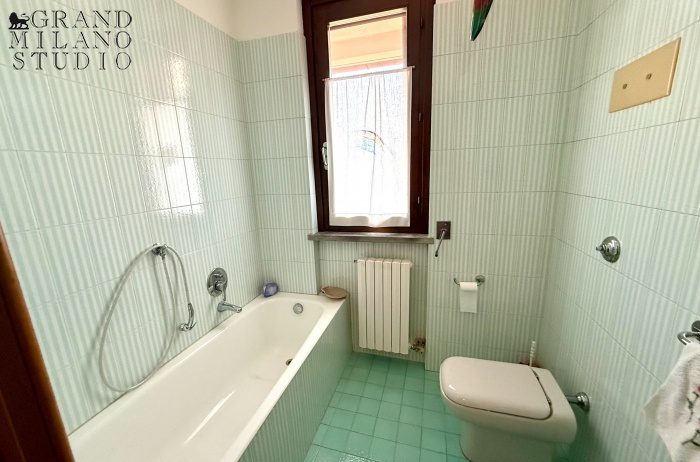 DAB10. VILLA DI TESTA CON GIARDINO NEL CONDOMINIO CON PISCINA