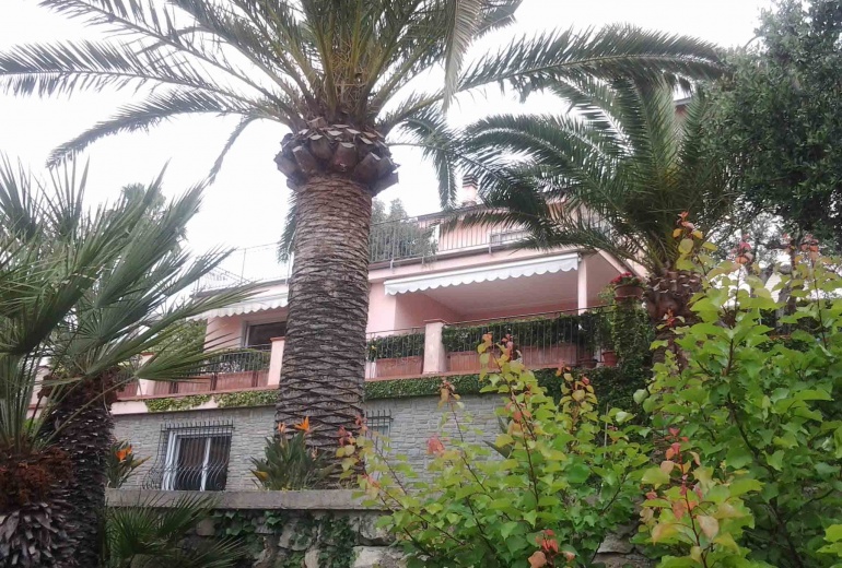 DIK235 Sanremo. Villa in prima linea con grande giardino