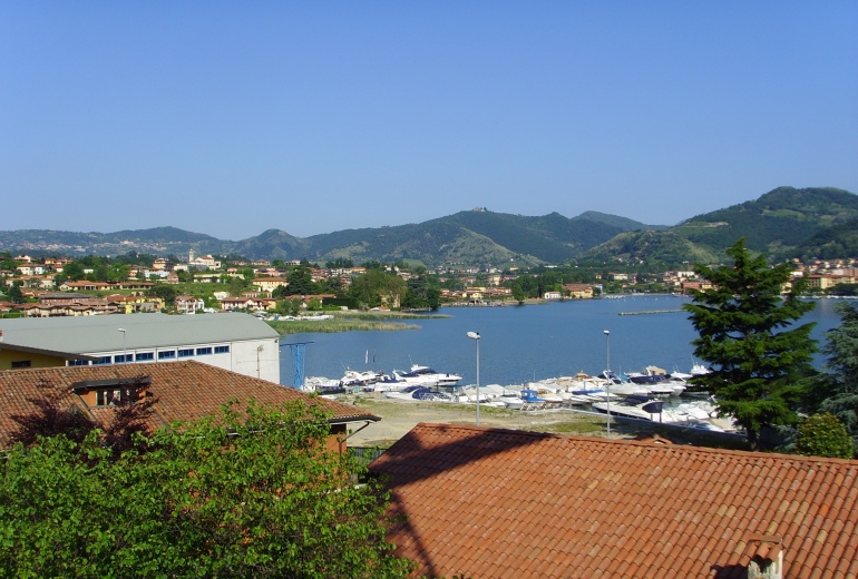 DEM22 Villa independente con ampi porticati e giardino a Paratico, Lago d'Iseo