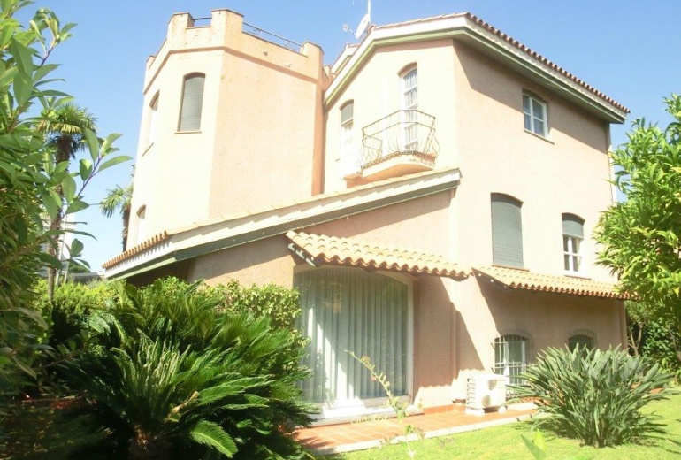 DIK281 Sanremo. Splendida villa con vista a pochi passi dal mare