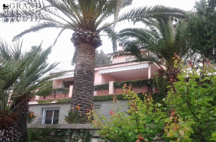 DIK235 Sanremo. Villa in prima linea con grande giardino