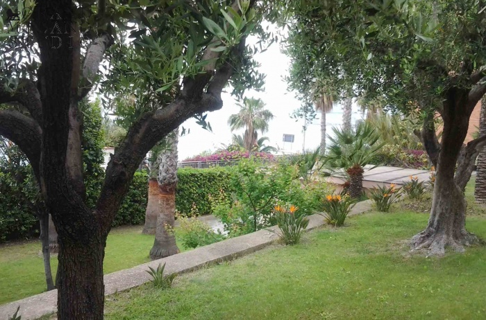 DIK235 Sanremo. Villa in prima linea con grande giardino