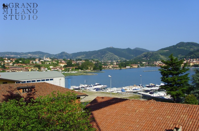 DEM22 Villa independente con ampi porticati e giardino a Paratico, Lago d'Iseo