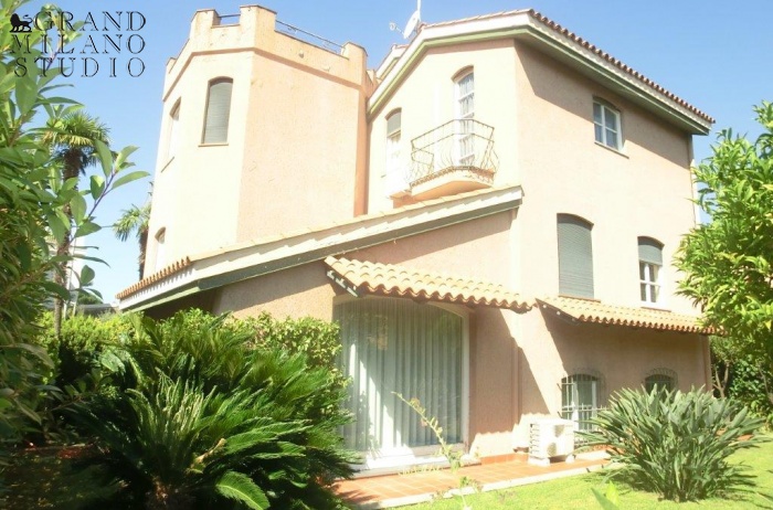 DIK281 Sanremo. Splendida villa con vista a pochi passi dal mare