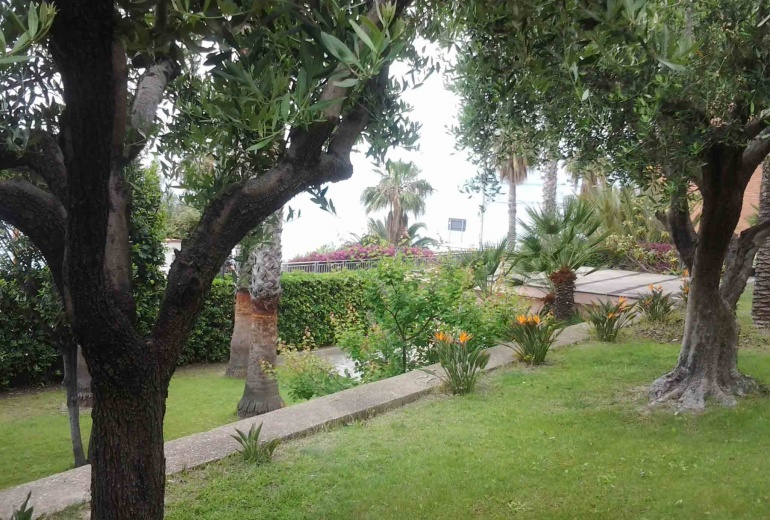DIK235 Sanremo. Villa in prima linea con grande giardino