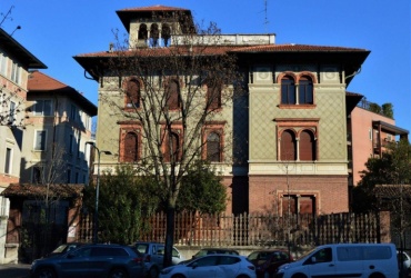 DKS1. Milano - Ampio attico in villa storica